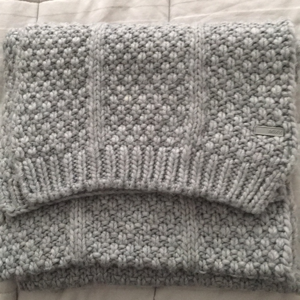 Roxy long thick warm grey scarf!🧣Brand new!